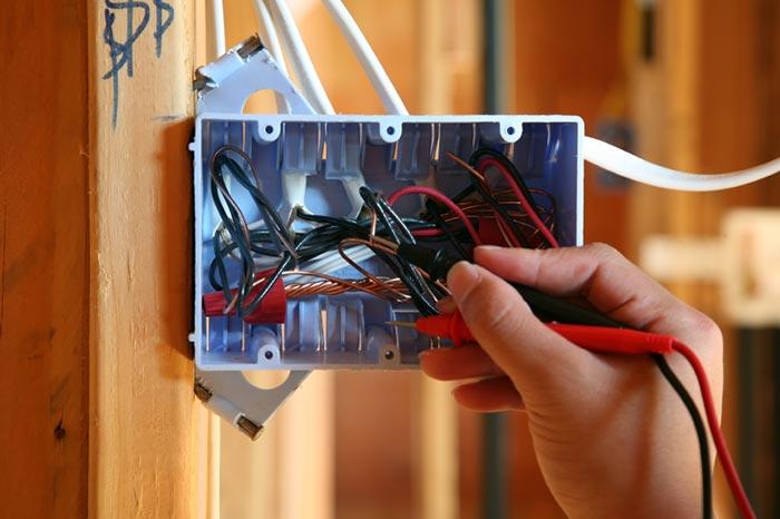 Sửa chữa và thay mới thiết bị công tắc điện dân dụng